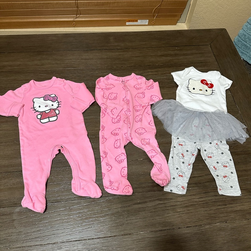 9mth Hello Kitty Baby Outfit Set & 2 sleepers